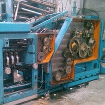 Maquinaria industrial con componentes mecánicos expuestos