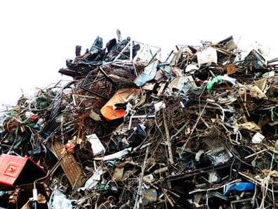 Monton de chatarra metalica y residuos electronicos en planta de reciclaje