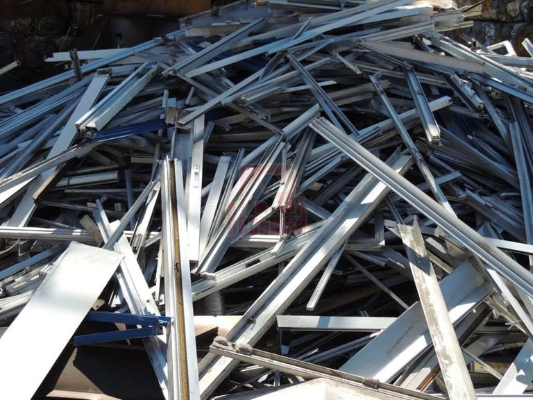 Monton de chatarra de aluminio y estructuras de acero