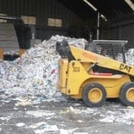 Equipo industrial procesando materiales reciclables
