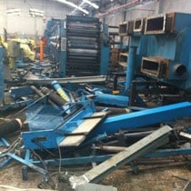 Maquinaria y equipo metálico industrial en almacén